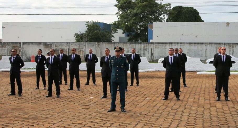 Início do CFO da Polícia Militar de Rondônia com entrada dos novos cadetes pelo portão das armas do centro de ensino