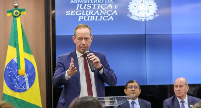 Governo faz acordo para proteger extração de ouro