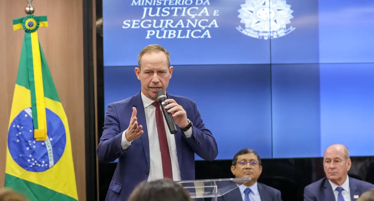 Governo faz acordo para proteger extração de ouro