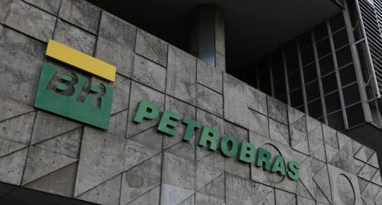 Petrobras abre investigação administrativa de venda de refinaria
