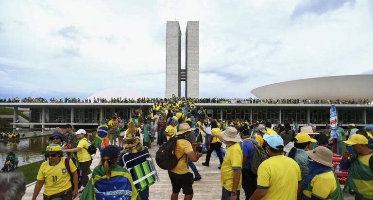 Câmara inaugura exposição para marcar um ano dos ataques de 8/1