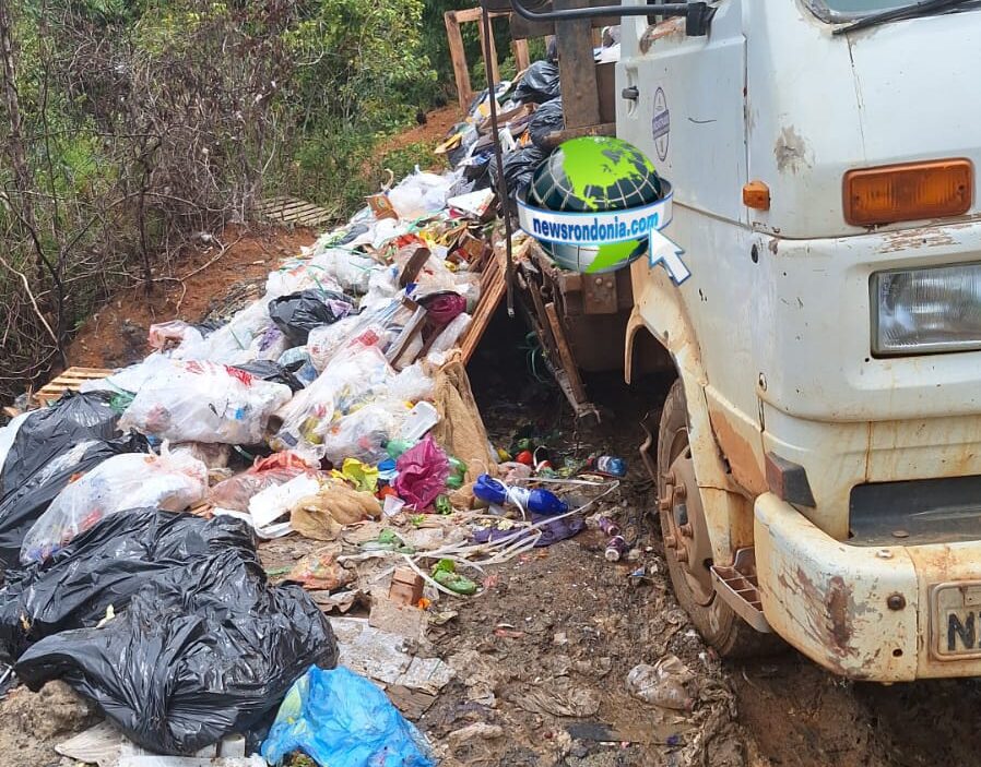 Trio é preso após despejar lixo de supermercado em área de mata na zona sul