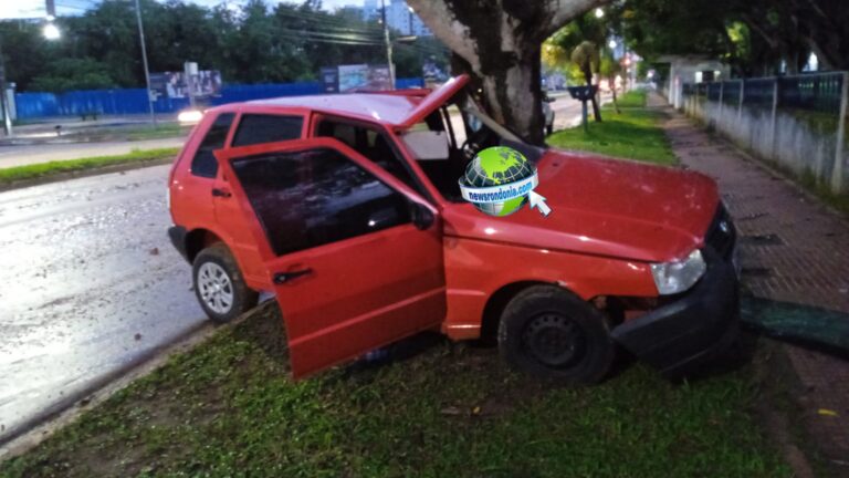 URGENTE: Casal abandona Uno após bater em árvore na Lauro Sodré