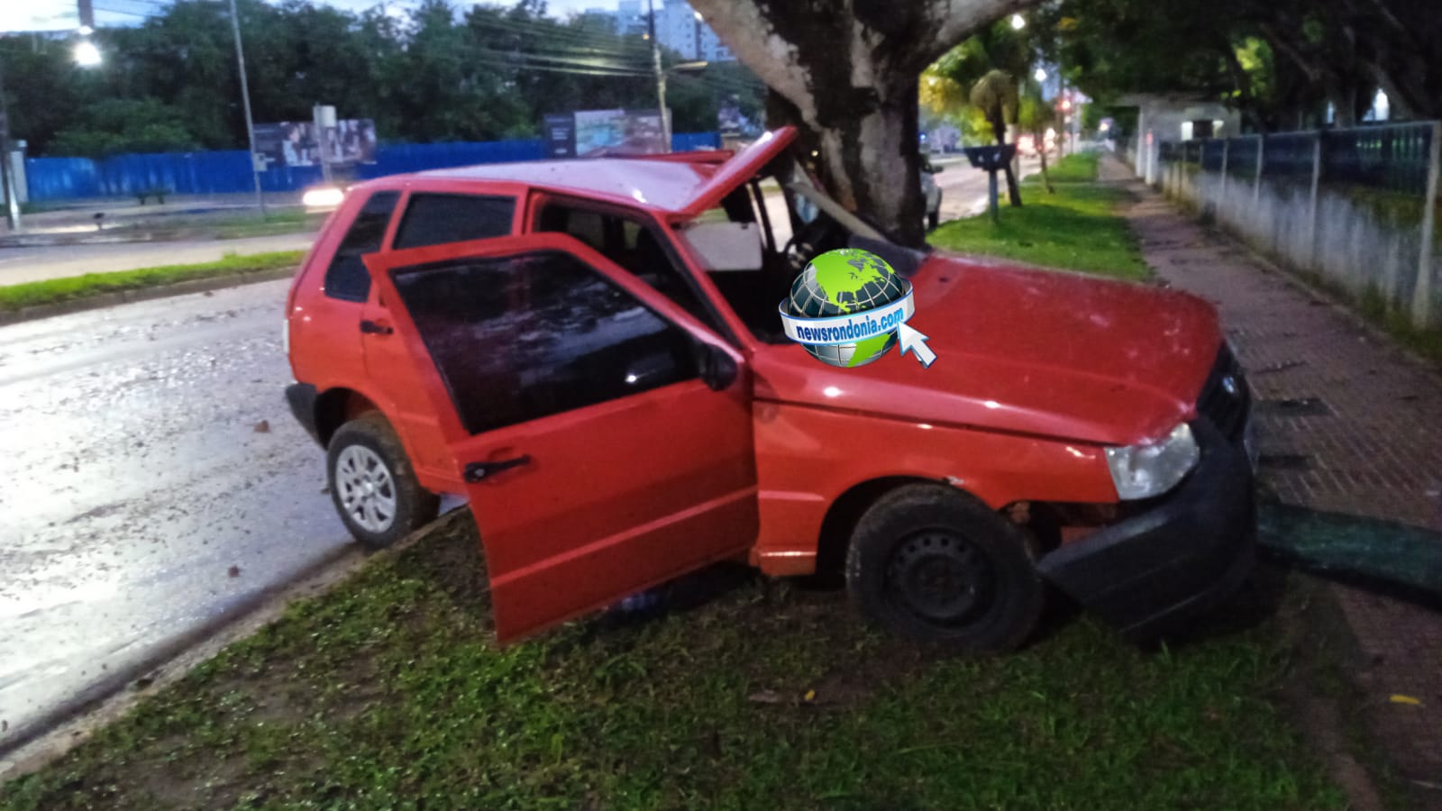 URGENTE: Casal abandona Uno após bater em árvore na Lauro Sodré