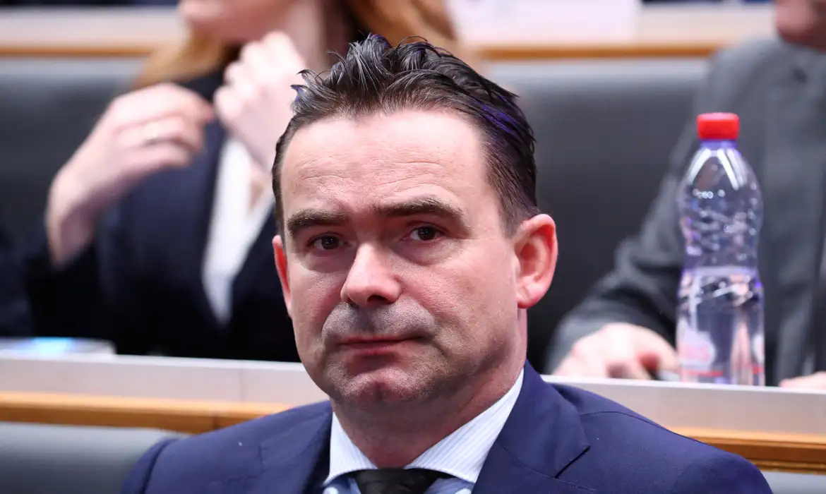 Fifa bane Overmars, ex-meia da seleção holandesa, por assédio sexual