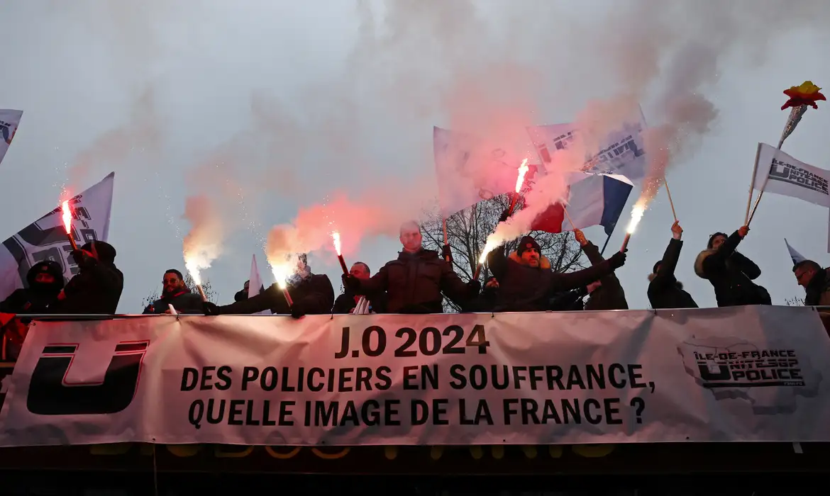 Polícia protesta por melhores condições de trabalho nos Jogos de Paris