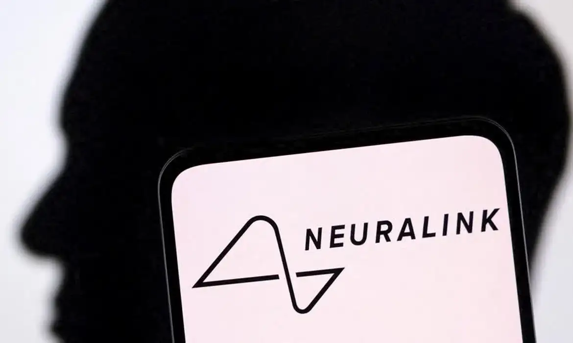 Neuralink, de Elon Musk, implanta chip em cérebro humano