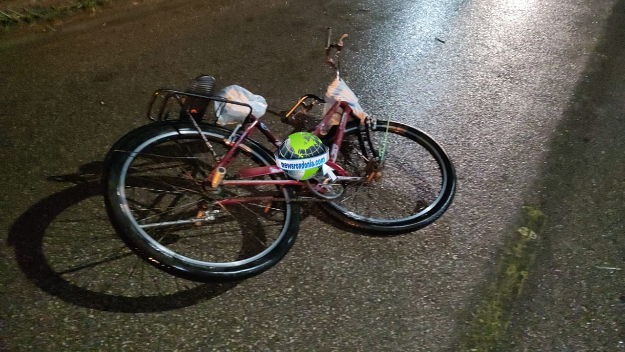 Ciclista fica desmaiado após bater de frente com carro na zona leste