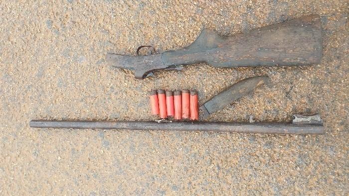 Abordagem resulta na apreensão de espingarda e prisão de condutor inabilitado