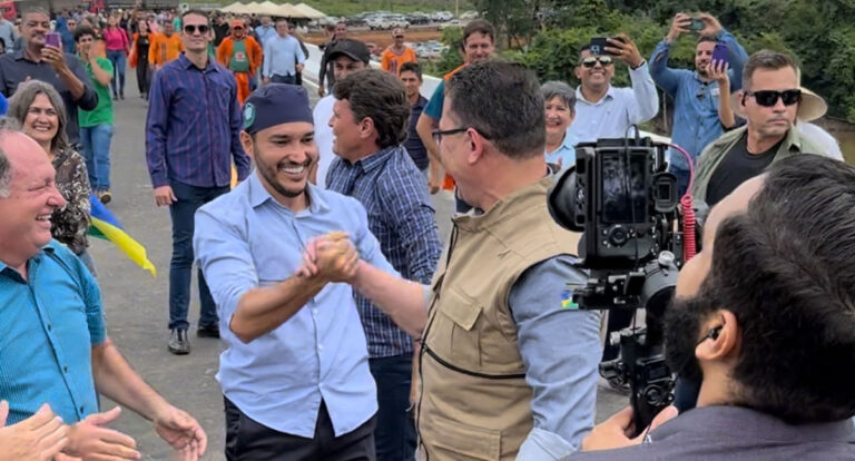 Fernando Máximo celebra a inauguração da ponte sobre o rio Jamari em Alto Paraíso