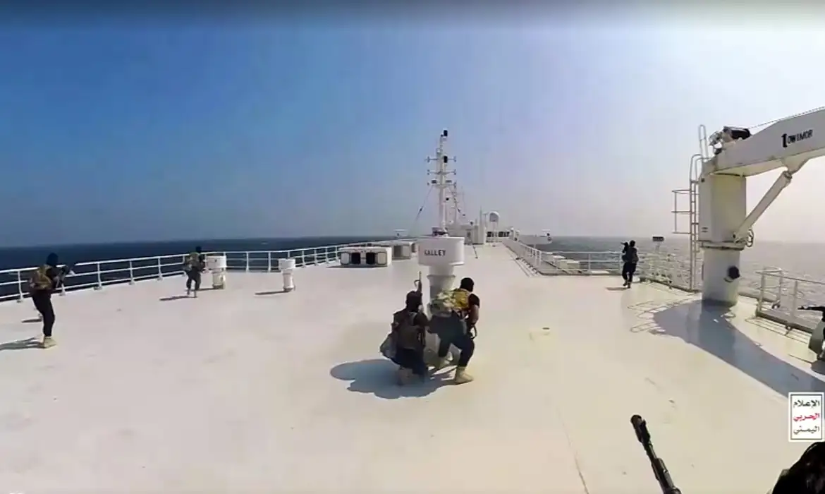 EUA atacam houthis: Biden admite que bombardeios não travam grupo