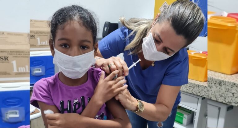 Mais de 580 doses de vacinas foram aplicadas durante campanha de imunização contra a Covid-19 e Influenza realizada pela prefeitura de Jaru; ação continua nas unidades de saúde