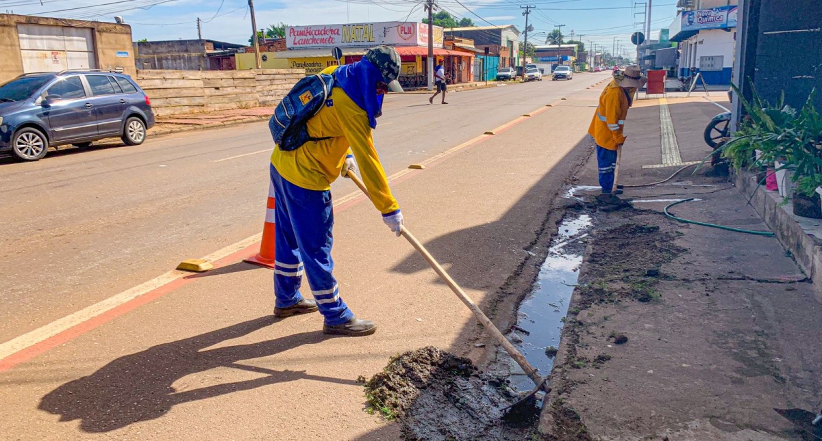 Prefeitura intensifica serviços de limpeza urbana por toda cidade