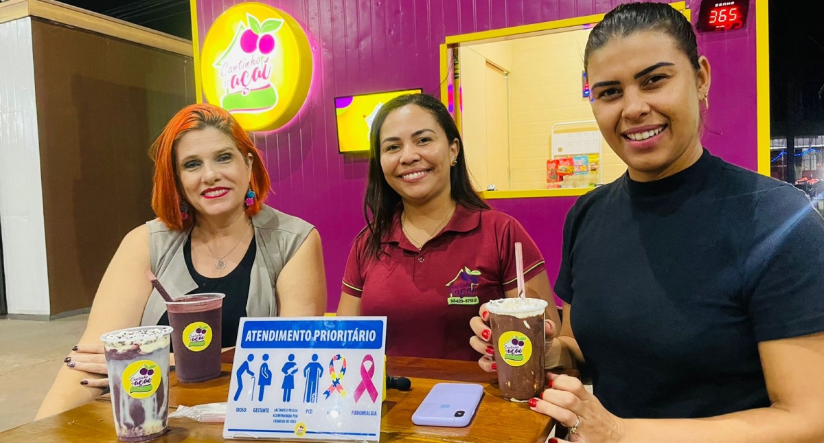 Vereadora Juliana Nonato visita empresa Cantinho do Açaí, a primeira aderir o símbolo da Fibromialgia na placa de prioridades