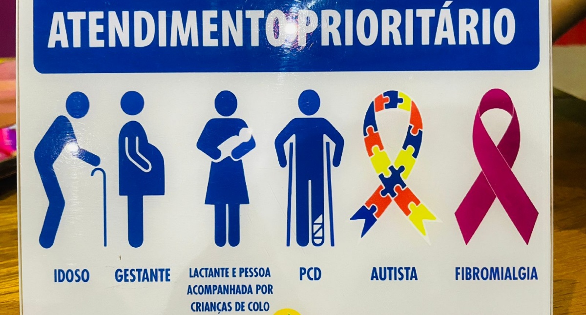 Vereadora Juliana Nonato visita empresa Cantinho do Açaí, a primeira aderir o símbolo da Fibromialgia na placa de prioridades