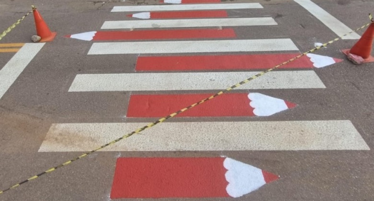 Prefeitura executa pintura customizada em faixas de pedestres nas imediações de escolas