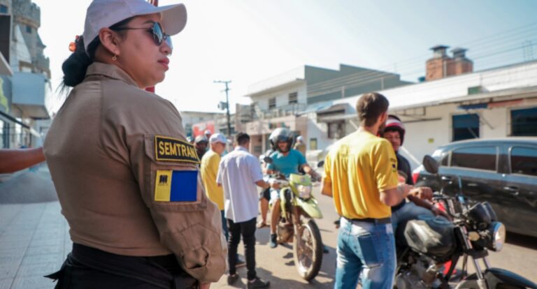 Semtran e empresa parceira realizam ação para orientar motociclistas