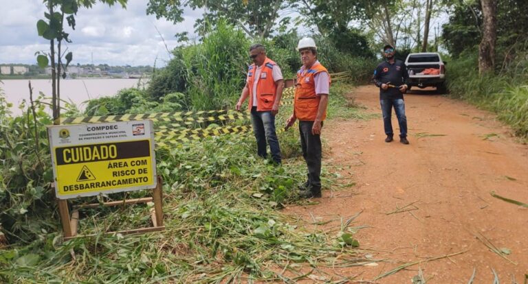 Defesa Civil Municipal sinaliza trecho que oferece perigo de desmoronamento de barranco