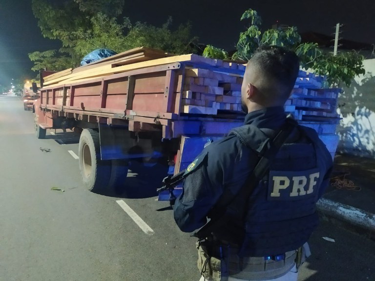 Em Porto Velho, PRF identifica transporte irregular de madeira