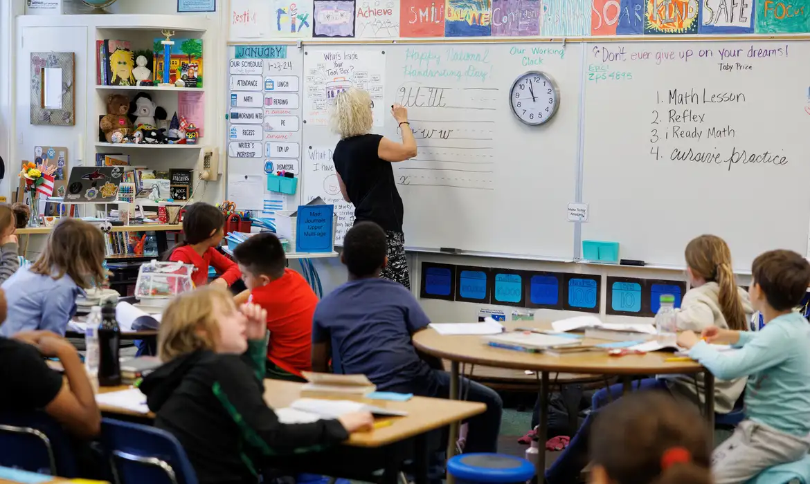 Esquecida na era da informática, letra cursiva volta às aulas nos EUA