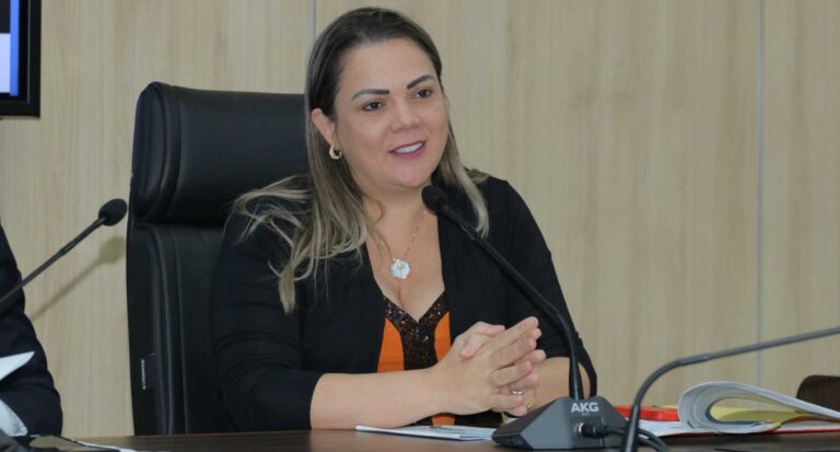 Retomada de obras do Hospital Regional de Extrema é celebrado por Cláudia de Jesus