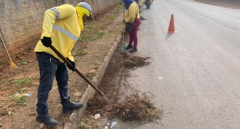 Prefeitura realiza serviços de manutenção e limpeza em vários pontos da cidade