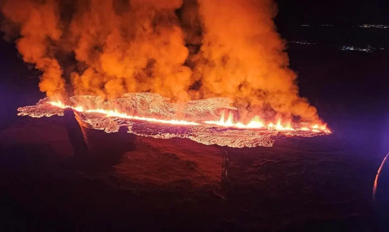 Vulcão entra em erupção na Islândia e moradores são retirados