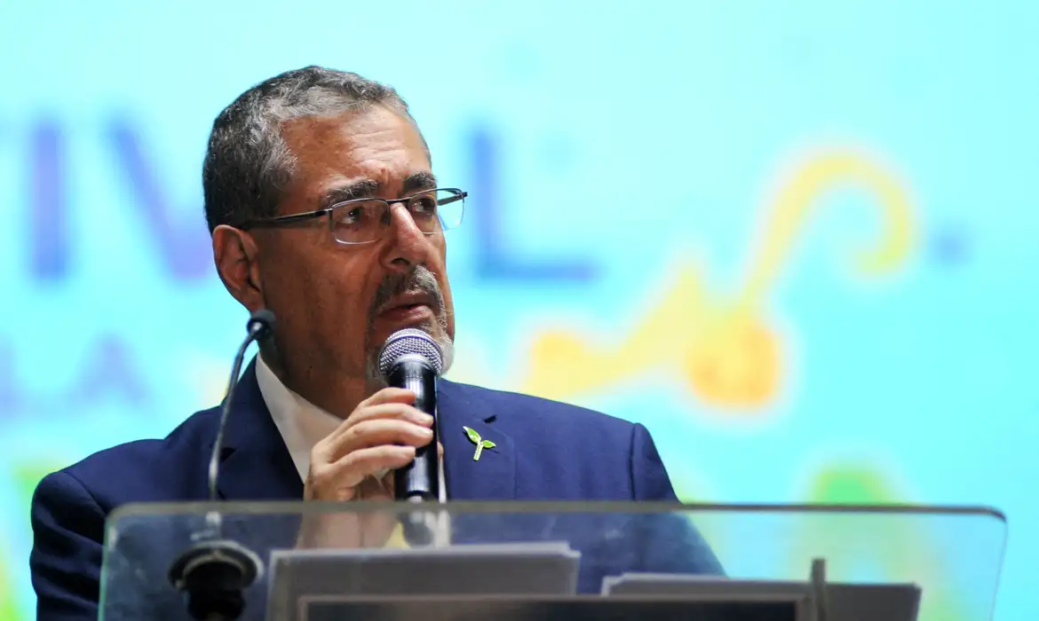 Presidente da Guatemala toma posse após meses de incerteza