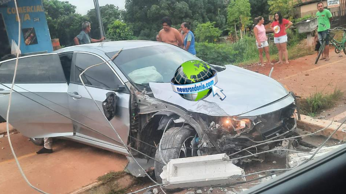 Honda Civic cai do viaduto e derruba poste de energia em Porto Velho - News Rondônia