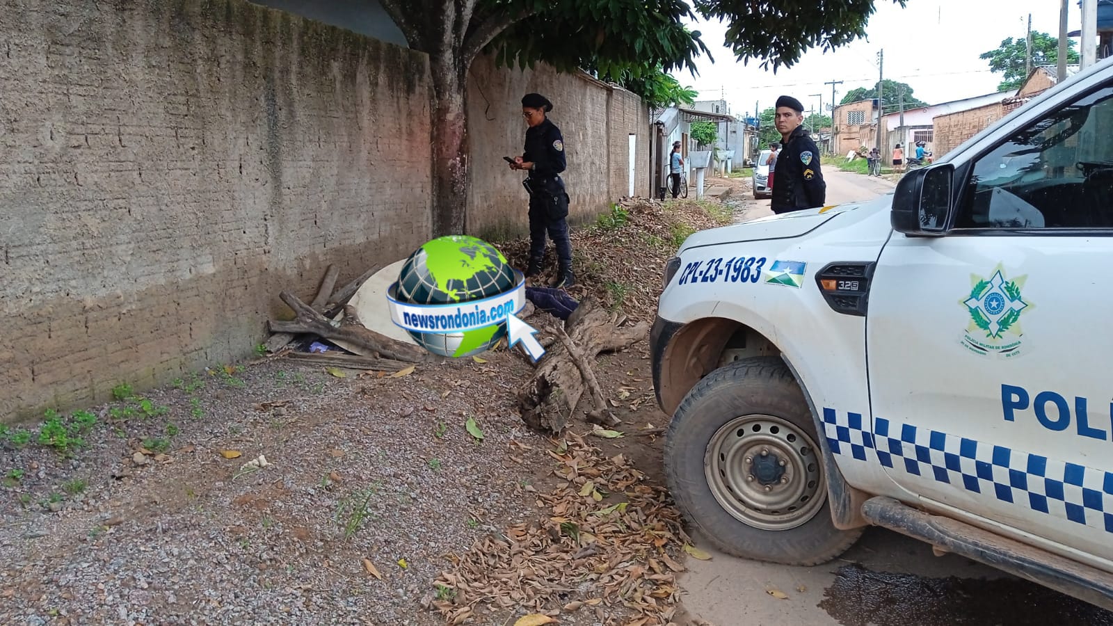 URGENTE: Homem é encontrado morto com tiros na cabeça embaixo de árvore na zona leste
