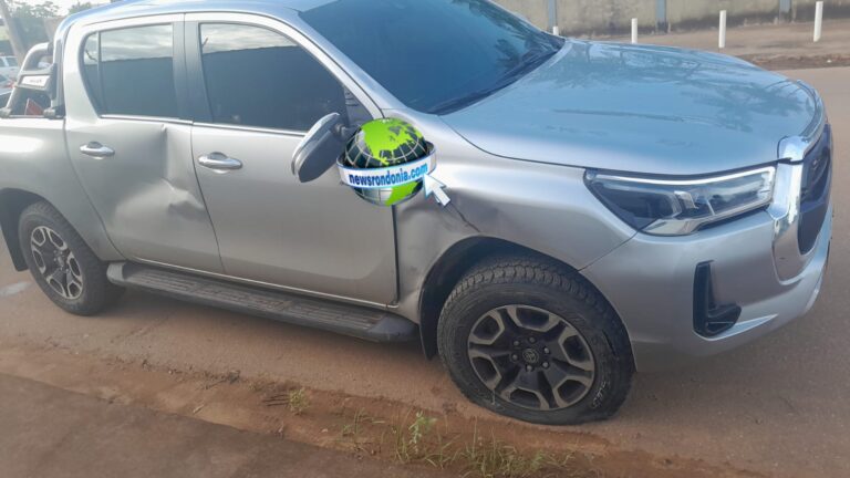 URGENTE: Hilux avança preferencial e causa grave acidente com motociclista na zona sul