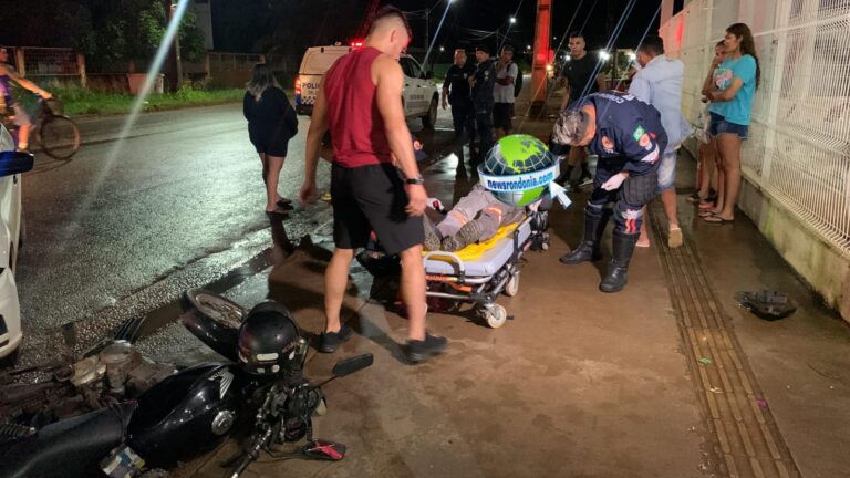 Motociclista fica ferido em colisão com carro em frente de supermercado