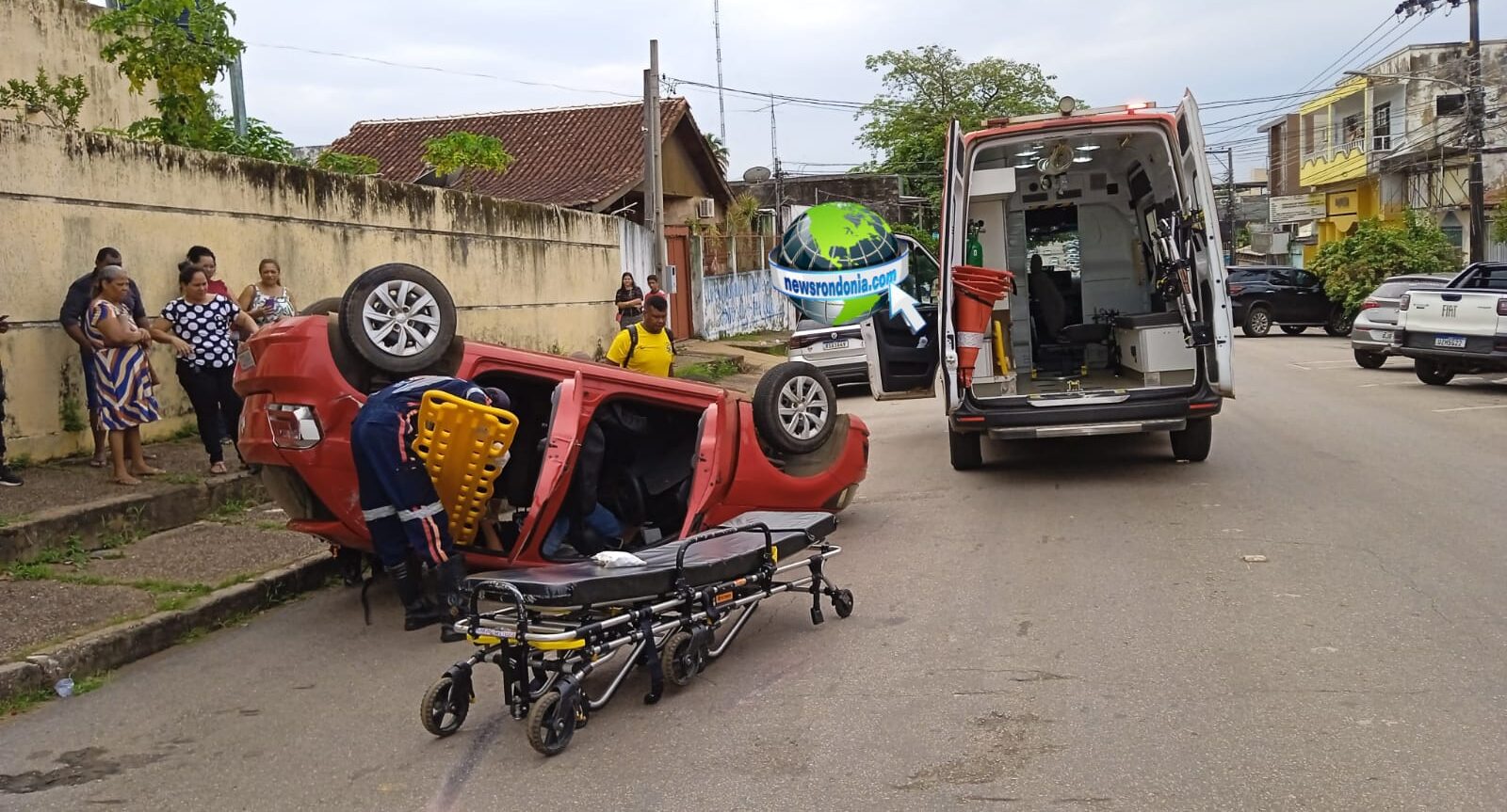 URGENTE: Motorista fica preso em veículo após capotamento no centro