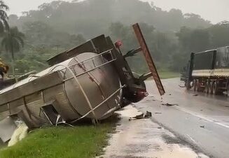 Caminhão com tanque de leite tomba na BR-364 na curva da Ceplac em Ouro Preto do Oeste