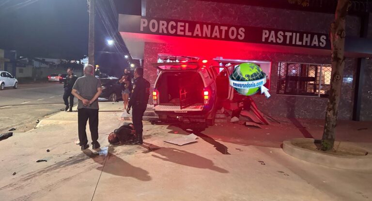 Acidente com viatura da PM deixa dois policiais feridos e destruição no centro de Porto Velho