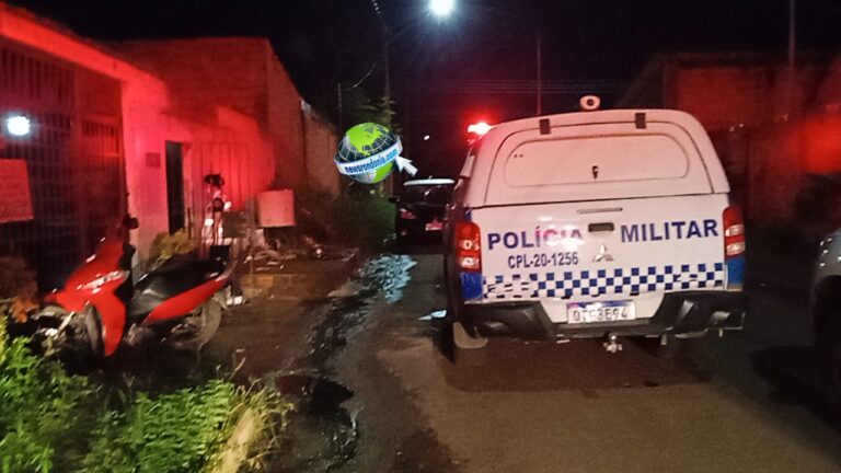 Jovem é morto a tiros e adolescente baleada após ter casa invadida por bandidos