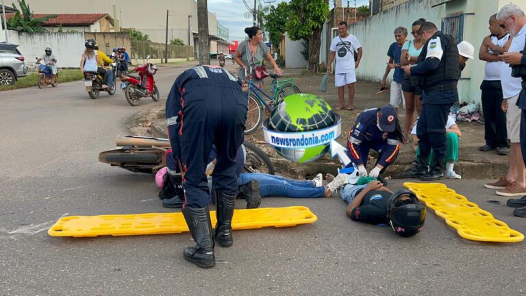 URGENTE: Casal fica ferido em acidente entre carro e moto na zona sul