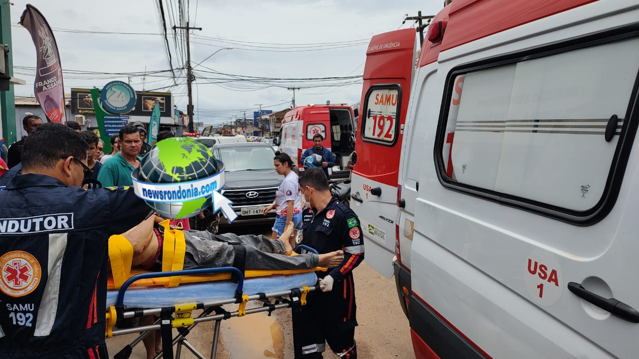 VÍDEO: Câmera registra dupla atacando motoboy a tiros em frente de restaurante na zona leste