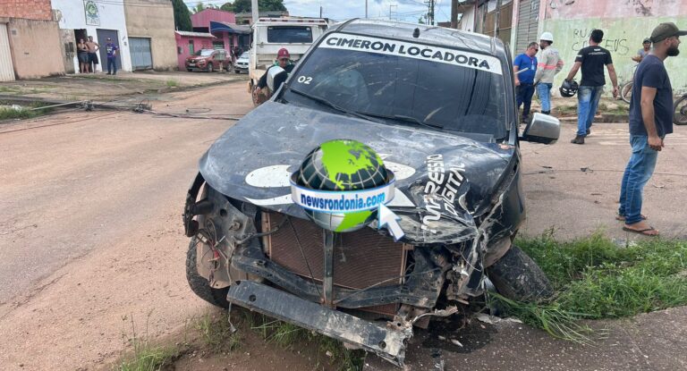 URGENTE: Homem embriagado é preso após bater carro e derrubar poste na zona leste