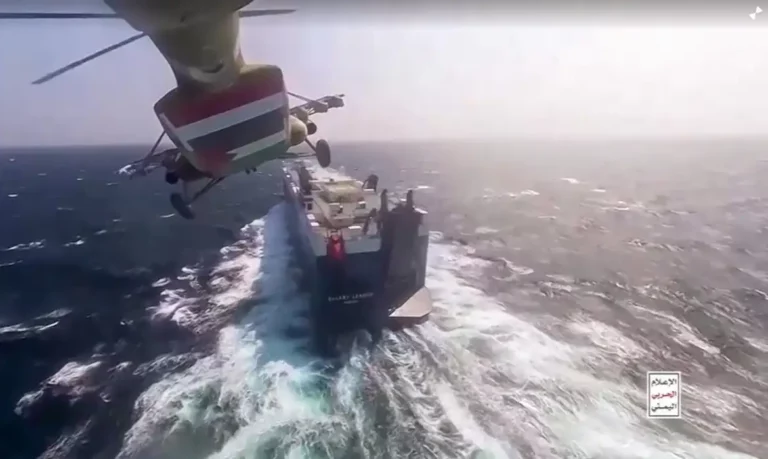 Mar Vermelho: tripulação abandona navio britânico atacado por houthis