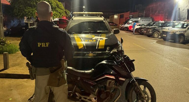 PRF detém homem com motocicleta adulterada e dois mandados de prisão em aberto em Porto Velho