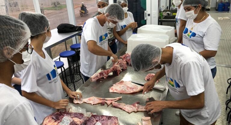 Governo de Rondônia entrega mais duas escolas móveis para fortalecer cursos profissionalizantes
