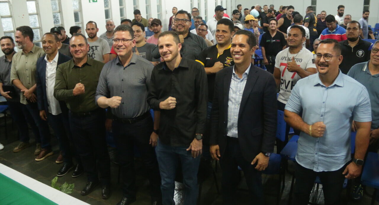 Aplaudido de pé por motoristas de aplicativos, governador Marcos Rocha é homenageado pela categoria