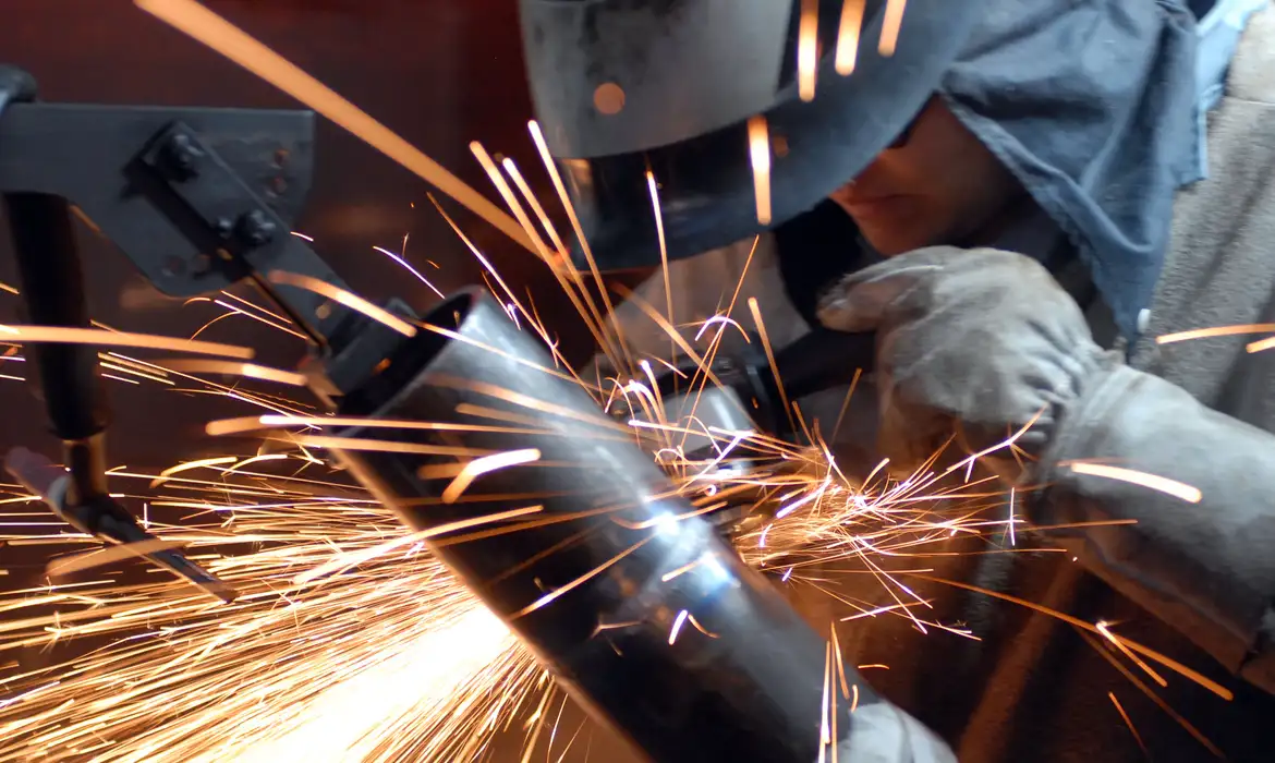 Produção da indústria fecha 2023 com alta de 0,2%