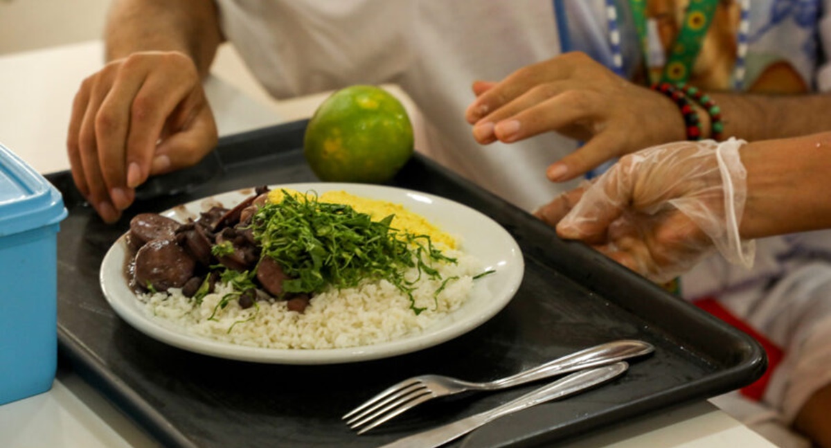 Restaurante “Prato Fácil” proporciona almoço digno à população em situação de vulnerabilidade social