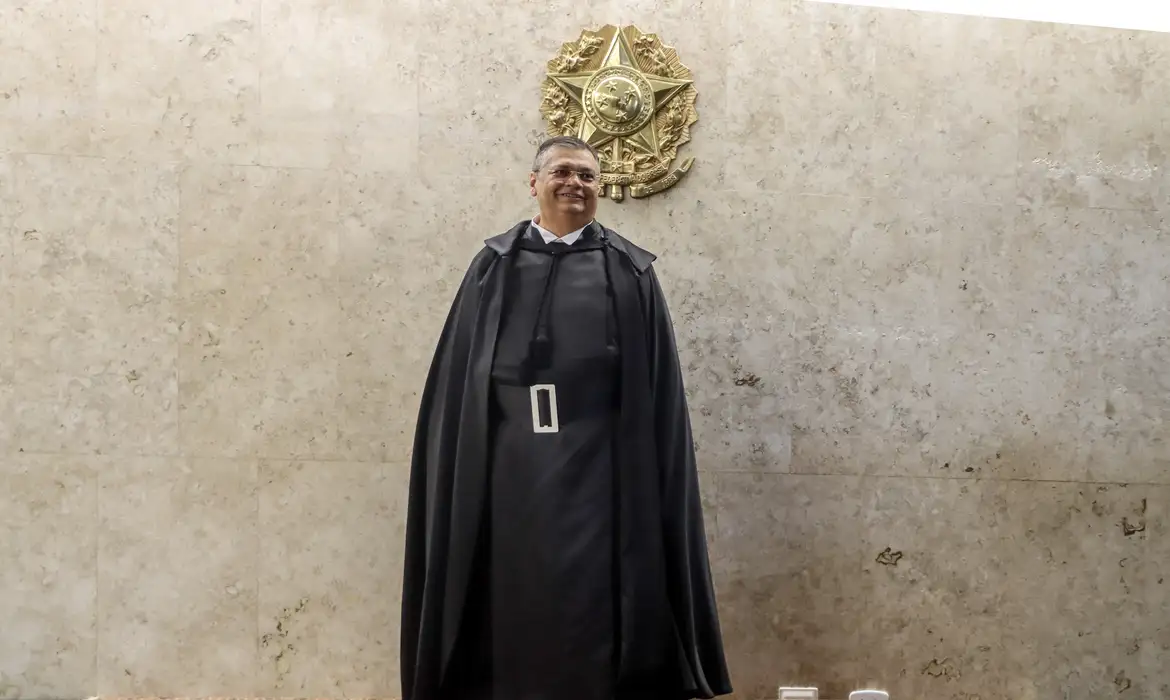 Primeiro voto de Dino no STF é favorável em ação sobre uberização