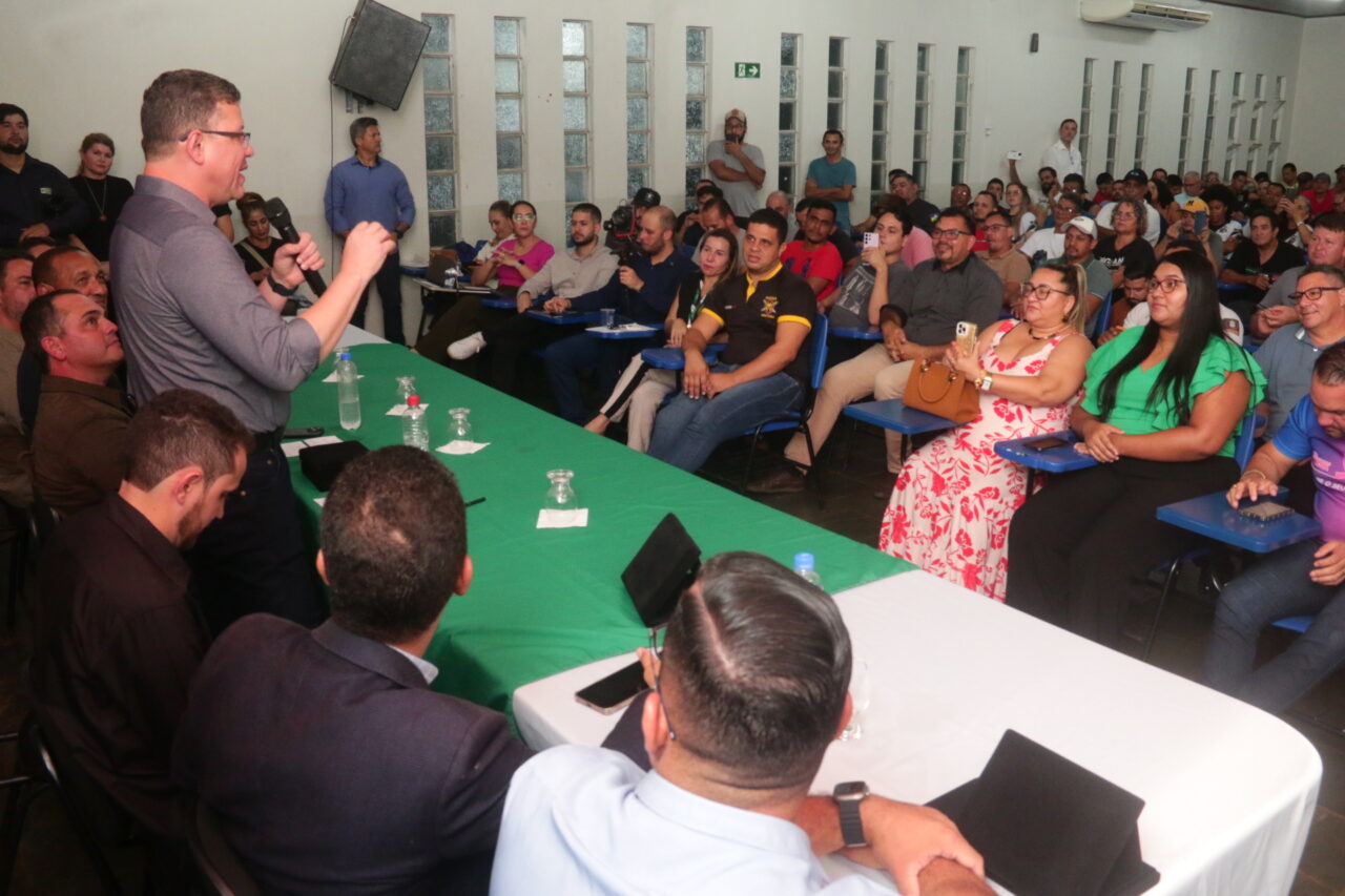 Aplaudido de pé por motoristas de aplicativos,  governador Marcos Rocha é homenageado pela categoria