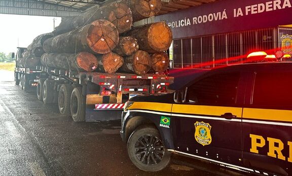 Em Ariquemes, PRF realiza apreensão de 77 m³ de madeiras