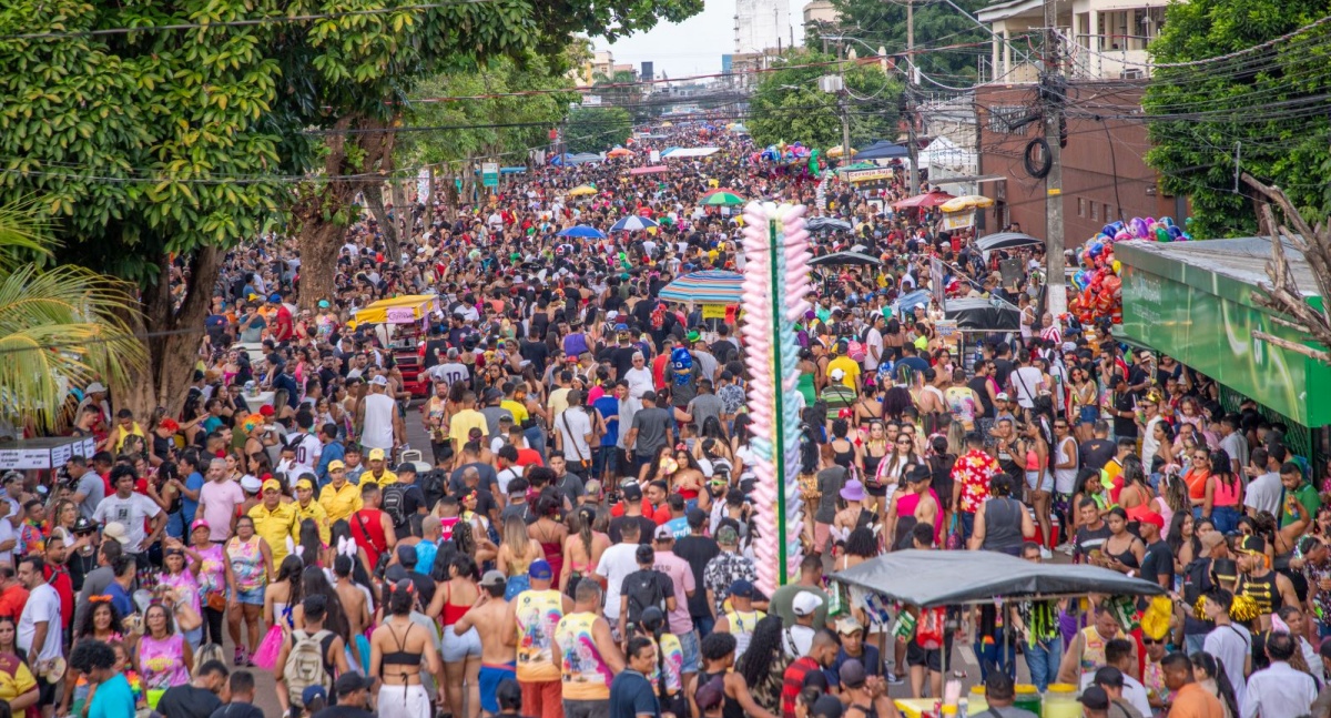 Banda do Vai Quem Quer arrasta multidão de foliões pelas ruas da capital