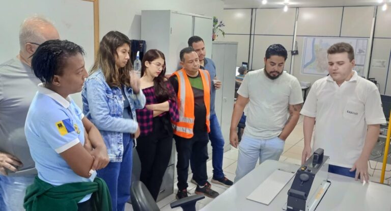Equipes da Semtran fazem capacitação para operar equipamento que afere qualidade da sinalização